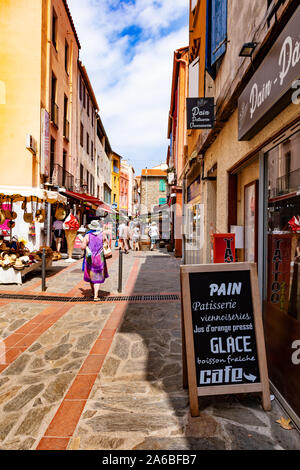 Banyuls-sur-Mer - Juillet 21, 2019 : Saint Pierre rue commerçante, Banyuls-sur-Mer, Pyrénées-Orientales, Catalogne, Languedoc-Roussillon, France Banque D'Images