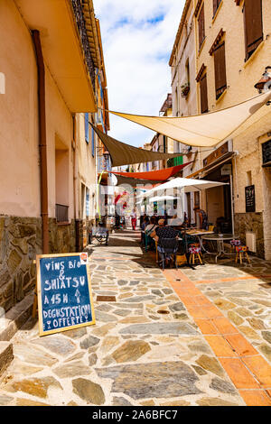 Banyuls-sur-Mer - Juillet 21, 2019 : Saint Pierre rue commerçante, Banyuls-sur-Mer, Pyrénées-Orientales, Catalogne, Languedoc-Roussillon, France Banque D'Images