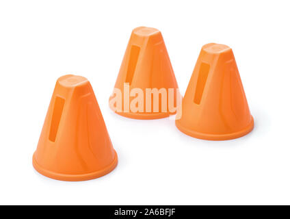 Les cônes en plastique orange patinage slalom isolated on white Banque D'Images