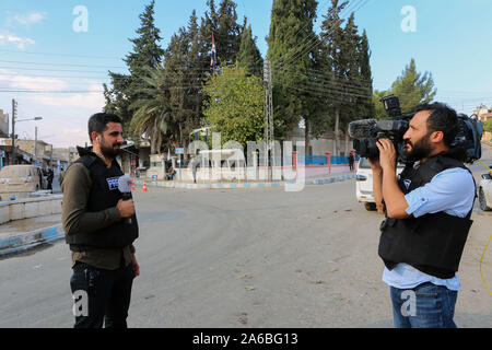 21 octobre 2019 : Tal Abyad, la Syrie. 22 octobre 2019. Les journalistes turcs et étrangers dans la ville de Tal Abyad après la récente capture de la frontière syrienne ville par l'armée turque avec la syrienne soutenue par les Turcs de l'armée nationale et le retrait des forces kurdes. La saisie de la ville a été une partie de la paix opération Printemps, une offensive militaire contre les forces démocratiques syriennes (SDF) et l'Unité de Protection des personnes (GPJ) dans le nord de la Syrie, à l'Est de l'Euphrate. L'opération a commencé le 9 octobre avec l'objectif de pousser le bord turc de la GPJ Banque D'Images