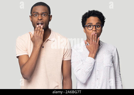 Head shot surpris African American couple avec la bouche ouverte Banque D'Images