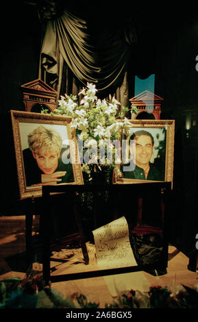 Fleurs et deuil à l'extérieur du magasin Harrods, regarder des photos de la princesse Diana et Dodi Fayed, dans les jours suivant les funérailles de la princesse Diana, à Londres, Angleterre, septembre 1997. Banque D'Images