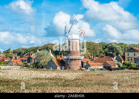 Moulin à vent restauré du xviiie siècle à la mer suivant le CLAJ Norfolk East Anglia Angleterre UK GO Banque D'Images