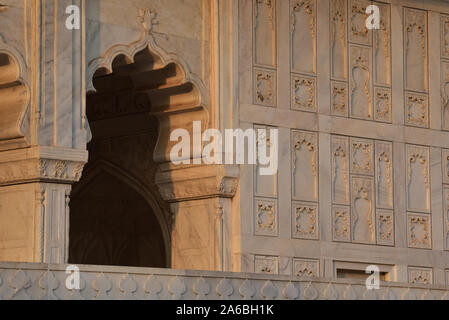 Début de soirée bien souligne le complexe, les détails de la marqueterie en arcades de la superbe Khas Mahal, Fort d'Agra, Agra, Inde, Asie. Banque D'Images