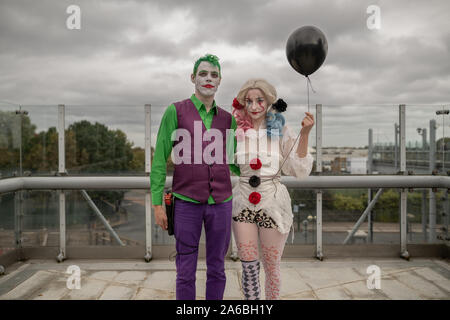 Londres, Royaume-Uni. 25 octobre 2019. Cos-joueurs Eddie et avril arriver habillés comme des caractères 'Joker' et 'Harley Quinn' sur le premier jour de MCM Comic Con London à l'Excel Centre. Crédit : Guy Josse/Alamy Live News Banque D'Images