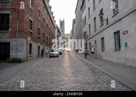 Une vue sur la Basilique Notre-Dame de Montréal à partir de la rue St Sulpice, au Québec. Banque D'Images