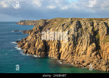 Les falaises spectaculaires de Gwennap Head à West Cornwall Banque D'Images