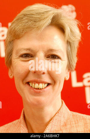 Le Parti travailliste gallois annoncer leurs candidats pour les élections à l'Assemblée galloise 2003 au bar Incognito à Cardiff aujourd'hui 24/3/03. Candidat du Parti travailliste Tamsin Dunwoody Kneafsey. Banque D'Images