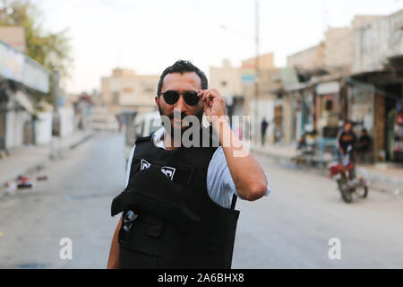 21 octobre 2019 : Tal Abyad, la Syrie. 22 octobre 2019. Les journalistes turcs et étrangers dans la ville de Tal Abyad après la récente capture de la frontière syrienne ville par l'armée turque avec la syrienne soutenue par les Turcs de l'armée nationale et le retrait des forces kurdes. La saisie de la ville a été une partie de la paix opération Printemps, une offensive militaire contre les forces démocratiques syriennes (SDF) et l'Unité de Protection des personnes (GPJ) dans le nord de la Syrie, à l'Est de l'Euphrate. L'opération a commencé le 9 octobre avec l'objectif de pousser le bord turc de la GPJ Banque D'Images