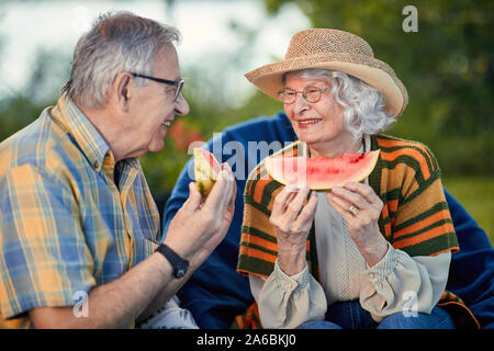 Happy senior couple.Smiling mature couple eating watermelon. Banque D'Images