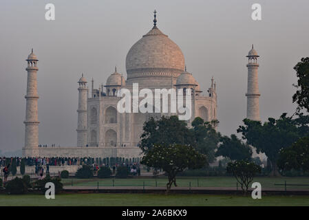 Tôt le matin, la brume enveloppe le Taj Mahal comme des foules de touristes monter, en attendant le soleil se lève, Agra, Inde, Asie centrale. Banque D'Images