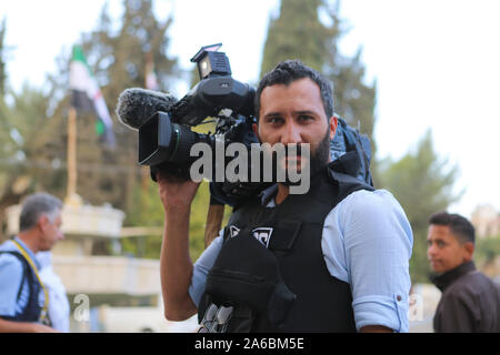 21 octobre 2019 : Tal Abyad, la Syrie. 22 octobre 2019. Les journalistes turcs et étrangers dans la ville de Tal Abyad après la récente capture de la frontière syrienne ville par l'armée turque avec la syrienne soutenue par les Turcs de l'armée nationale et le retrait des forces kurdes. La saisie de la ville a été une partie de la paix opération Printemps, une offensive militaire contre les forces démocratiques syriennes (SDF) et l'Unité de Protection des personnes (GPJ) dans le nord de la Syrie, à l'Est de l'Euphrate. L'opération a commencé le 9 octobre avec l'objectif de pousser le bord turc de la GPJ Banque D'Images