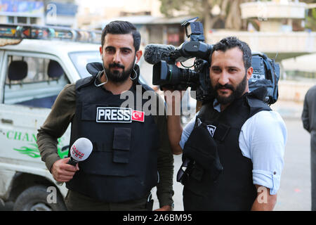 21 octobre 2019 : Tal Abyad, la Syrie. 22 octobre 2019. Les journalistes turcs et étrangers dans la ville de Tal Abyad après la récente capture de la frontière syrienne ville par l'armée turque avec la syrienne soutenue par les Turcs de l'armée nationale et le retrait des forces kurdes. La saisie de la ville a fait partie de l'opération Paix Printemps, une offensive militaire contre les forces démocratiques syriennes (SDF) et l'Unité de Protection des personnes (GPJ) dans le nord de la Syrie, à l'Est de l'Euphrate. L'opération a commencé le 9 octobre avec l'objectif de pousser le bord turc de la GPJ Banque D'Images