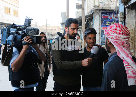 21 octobre 2019 : Tal Abyad, la Syrie. 22 octobre 2019. Les journalistes turcs et étrangers dans la ville de Tal Abyad après la récente capture de la frontière syrienne ville par l'armée turque avec la syrienne soutenue par les Turcs de l'armée nationale et le retrait des forces kurdes. La saisie de la ville a fait partie de l'opération Paix Printemps, une offensive militaire contre les forces démocratiques syriennes (SDF) et l'Unité de Protection des personnes (GPJ) dans le nord de la Syrie, à l'Est de l'Euphrate. L'opération a commencé le 9 octobre avec l'objectif de pousser le bord turc de la GPJ Banque D'Images