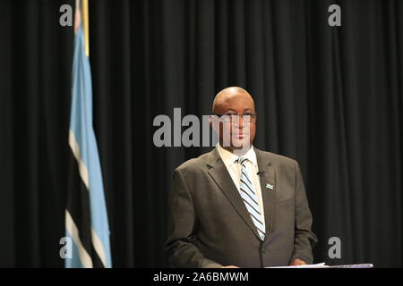 Gaborone, Botswana. 25 octobre, 2019. Le Botswana en chef Terrence Rannowane annonce que le parti démocratique du Botswana a gagné les élections générales de 2019 après avoir obtenu 29 des 57 sièges au parlement, à Gaborone, Botswana, 25 octobre 2019. Le président sortant Mokgweetsi Masisi a remporté les élections générales du Botswana après que son parti a obtenu la majorité dans l'Assemblée nationale, le juge en chef a dit vendredi. Source : Xinhua/Alamy Live News Banque D'Images