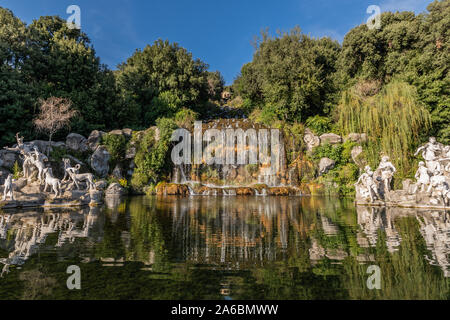 Les cascades de Diana e Attenone Fontaine dans le Palais Royal de Caserte, représenter Atteone transformé en un cerf par Diana qui s'échappe des chiens, Reggia di Caserta, Italie. UNESCO World Banque D'Images