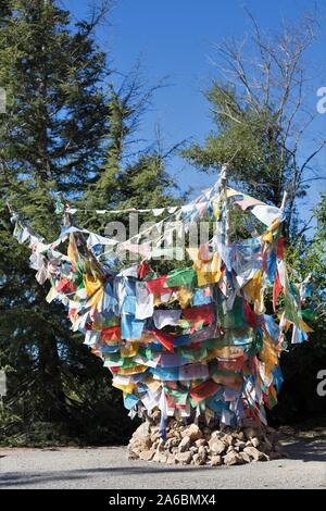 Les drapeaux de prières voler à Quarryhill Botanical Garden, à Glen Ellen, Californie, USA. Banque D'Images