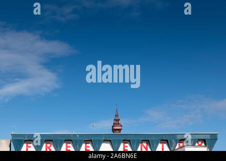 Central Pier à Blackpool avec la tour lorgnant sur le haut. Banque D'Images