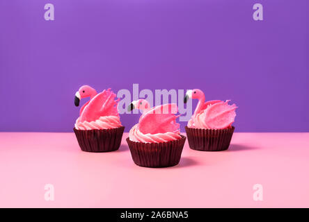 Flamant Rose Cupcake Sur Fond Violet Et Rose Pastel Joyeux Anniversaire Carte Copier L Espace Close Up Photo Stock Alamy Flamant Rose Cupcake Sur Fond Violet Et Rose Pastel Joyeux Anniversaire Carte Copier L Espace Close Up Photo Stock Alamy