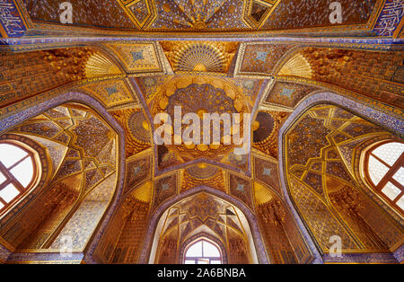 Photo de l'intérieur magnifiquement décoré d'or au plafond Mausolée Aksaray, Samarkand, Ouzbékistan, l'Asie centrale Banque D'Images