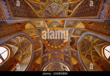 Photo de l'intérieur magnifiquement décoré d'or au plafond Mausolée Aksaray, Samarkand, Ouzbékistan, l'Asie centrale Banque D'Images