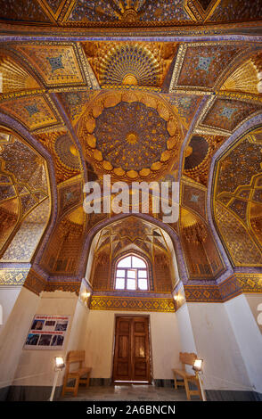 Photo de l'intérieur magnifiquement décoré d'or au plafond Mausolée Aksaray, Samarkand, Ouzbékistan, l'Asie centrale Banque D'Images