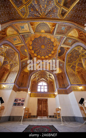 Photo de l'intérieur magnifiquement décoré d'or au plafond Mausolée Aksaray, Samarkand, Ouzbékistan, l'Asie centrale Banque D'Images