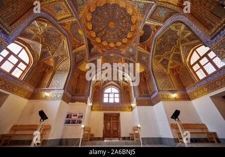 Photo de l'intérieur magnifiquement décoré d'or au plafond Mausolée Aksaray, Samarkand, Ouzbékistan, l'Asie centrale Banque D'Images