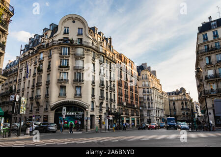 Intersection du Boulevard Saint Germain et rue de Bretagne avec l'architecture néo-renaissance et boutiques, Paris Banque D'Images