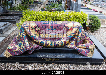 Une tombe tombe de la célèbre danseuse et chorégraphe Rudolf Noureïev dans la Sainte-geneviève-des-Bois Cimetière Russe, France Banque D'Images