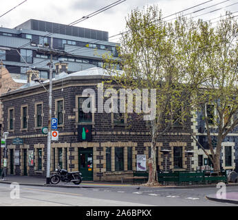 Vintage Classic Triumph BONNEVILLE location garée en face de l'hôtel Grace Darling Smith St Collingwood Victoria de Melbourne en Australie. Banque D'Images