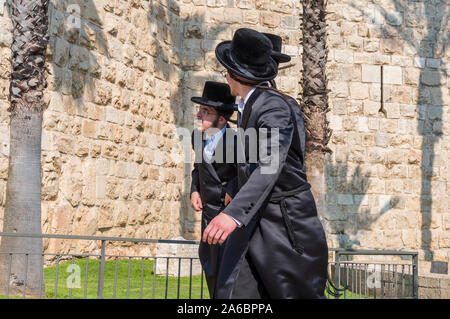 Vivant à Jérusalem. La vie quotidienne dans la ville sacrée de Jérusalem. Mère de deux petites filles se détendre dans un jour de sabbat dans la vieille ville de Jérusalem. Banque D'Images