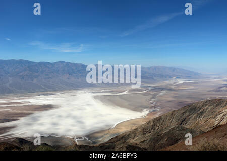 Death Valley NP dans Nevada surplombant un lac salé Banque D'Images