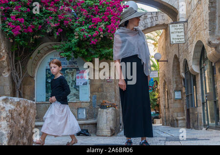 Vivant à Jérusalem. La vie quotidienne dans la ville sacrée de Jérusalem. Mère de deux petites filles se détendre dans un jour de sabbat dans la vieille ville de Jérusalem. Banque D'Images