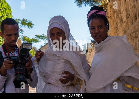 Les femmes musulmanes arabes de remorquage au cours de session de photo dans le quartier musulman de la vieille ville de Jérusalem. Les rues de Jérusalem réel Banque D'Images