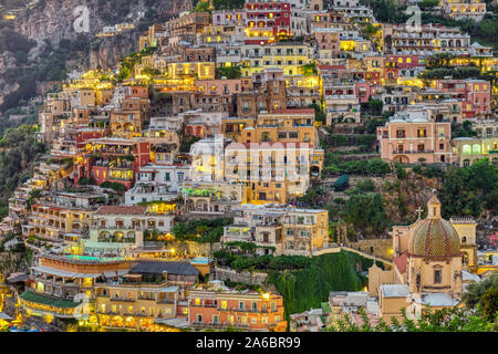 Les maisons de Positano en Italie au crépuscule Banque D'Images