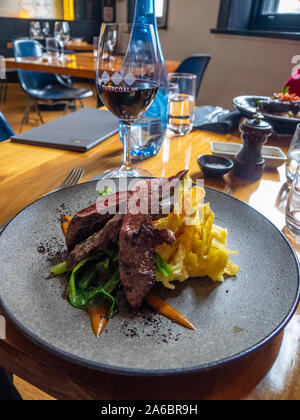 Filet de kangourou aux épices poêlée de verts servis à charbon de la cuisine australienne indigène Lane Gertrude Melbourne Fitzroy St Victoria en Australie. Banque D'Images