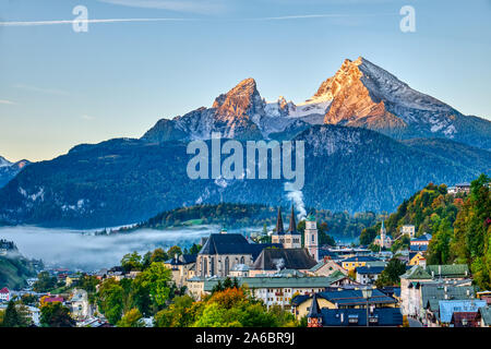 Le mont Watzmann et la ville de Berchtesgaden dans les Alpes bavaroises Banque D'Images