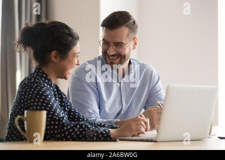 Laughing successful business couple multiracial dans office Banque D'Images