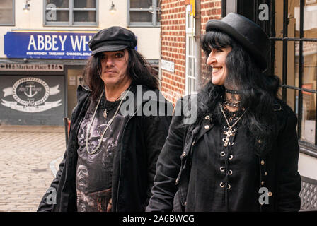 Couple en costumes traditionnels Goth pris par surprise, Whitby Goth Week-end Festival, Whitby, North Yorkshire, UK, 25 Octobre 2019 Banque D'Images