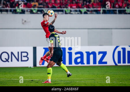 Yang Liyu de Guangzhou Evergrande, dos, saute pour un en-tête à côté de Tomoaki Makino de Urawa Red Diamonds lors de leur deuxième match de la demi-f Banque D'Images