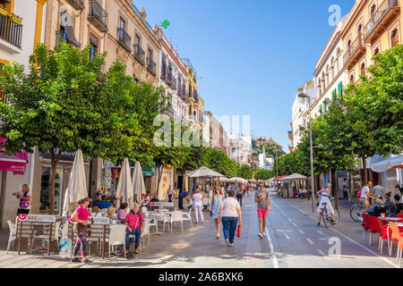 Café sur la chaussée de la rue Calle San Jacinto rue principale dans le quartier de Triana de Séville Séville Séville Séville Espagne Andalousie Espagne eu Europe Banque D'Images