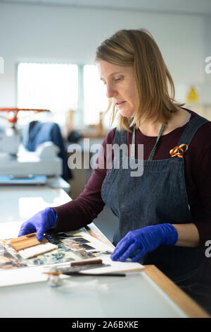 Un professionnel travaille sur la conservation des documents d'archives dans un laboratoire Banque D'Images