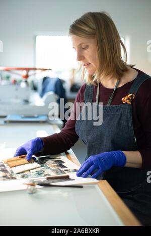 Un professionnel travaille sur la conservation des documents d'archives dans un laboratoire Banque D'Images