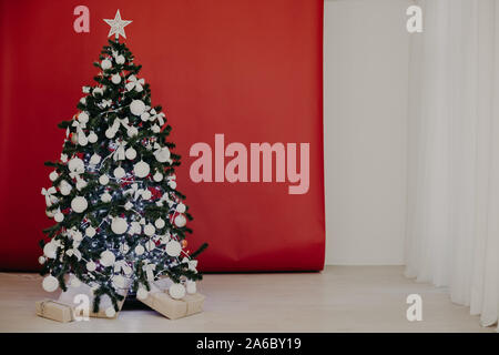 Arbre de Noël avec présente sur un fond rouge bourgogne Banque D'Images