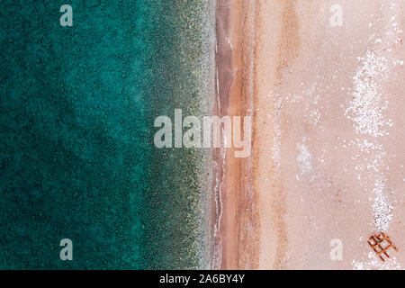 Vue aérienne de l'océan bleu azur et de la plage de sable fin. Beaux marins capturés à bourdon. Tropical resort avec fond de l'eau clair transparent. Turquoise Banque D'Images