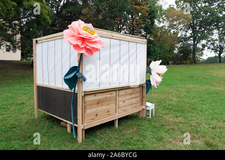 Soucca, ou Succah, temporaire, avec des ruches, sur l'affichage pour la fête juive de Soukkot. Banque D'Images