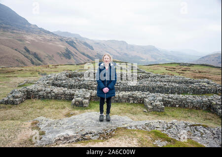 Un enfant se tient sur les restes de Hardnout Pass Roman Fort Banque D'Images