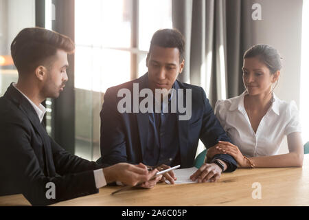 Jeune couple divers avocat ou gestionnaire d'assurance Banque D'Images