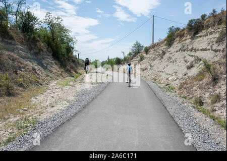 Une promenade en vélo à travers la campagne française sur une ancienne voie de chemin de vélo Banque D'Images